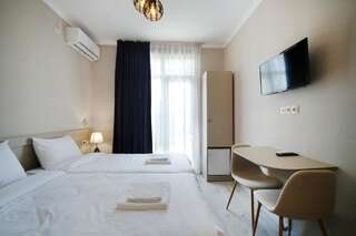 Отель Hotel Sani Kutaisi Кутаиси Стандартный двухместный номер с 1 кроватью или 2 отдельными кроватями и балконом-2